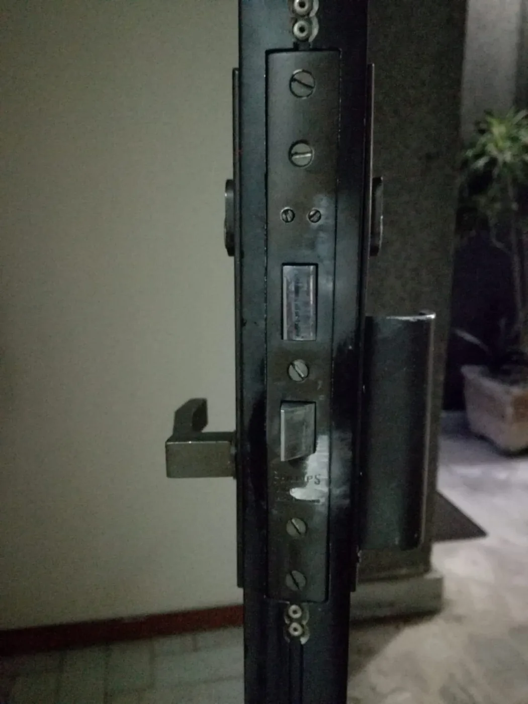 Cerradura residencial instalada en una puerta