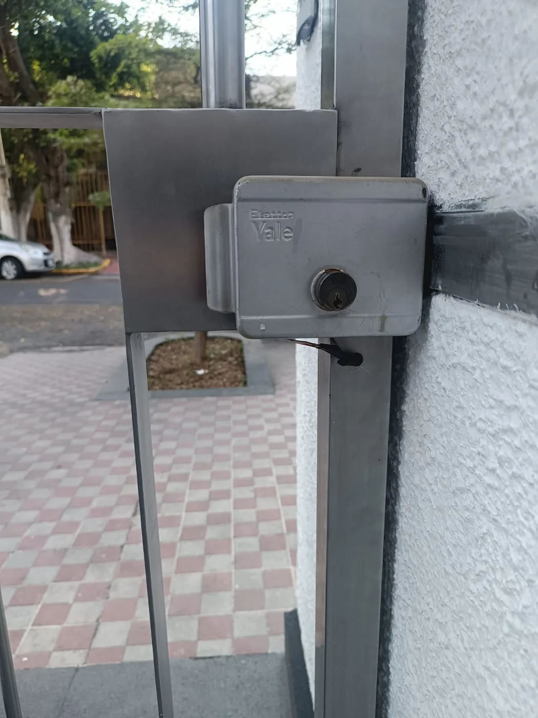 Detalle de instalación de cerradura